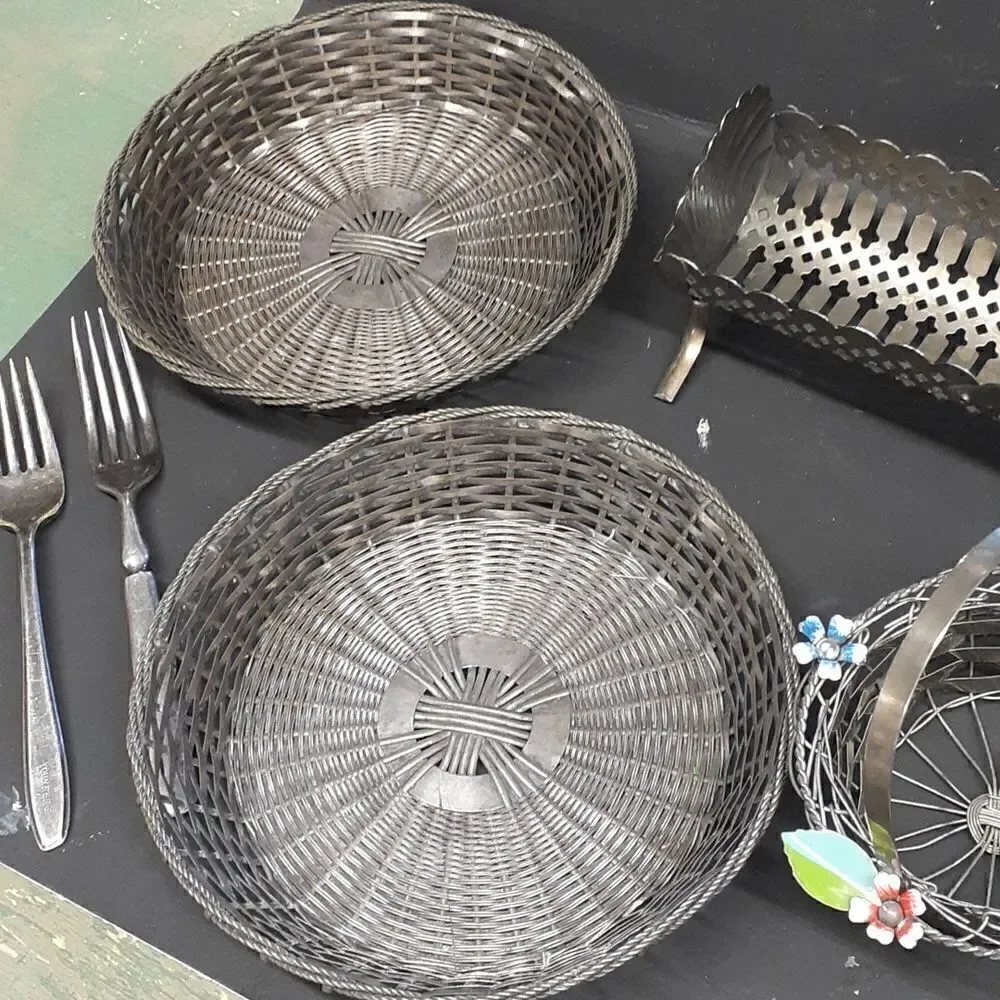6 pc metal basket, silver plate biscuit tray, 2 silver wire bread basket…‎